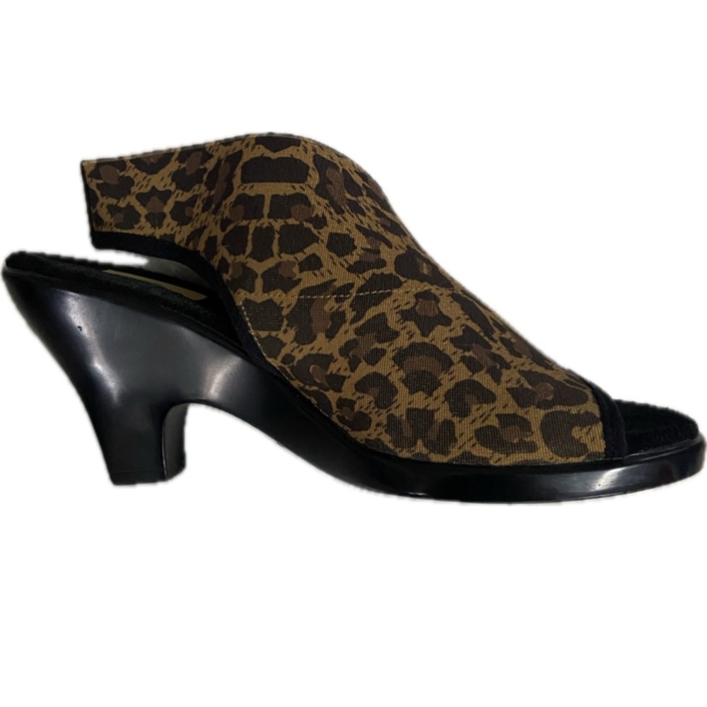 CHARLESTON SHOE CO. Sz 7 Brown Leopard Women’s Heels